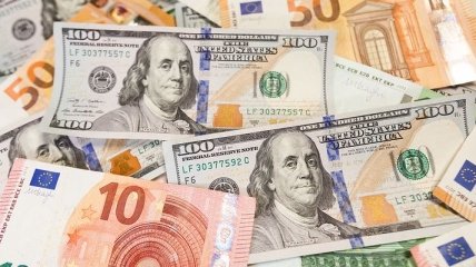 Гривна продолжает падать: сколько сегодня стоят евро и доллар 