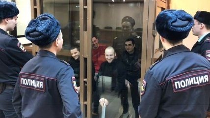 Смеются им в глаза: появилось фото пленных украинских моряков из суда в Москве