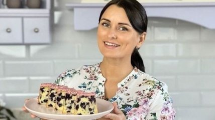 Простой, но при этом такой нарядный: Лиза Глинская рассказала, как приготовить кекс с ягодами