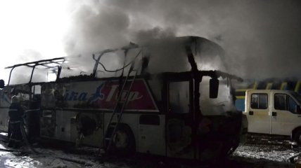 В Ровно полностью сгорел двухэтажный пассажирский автобус (Видео)