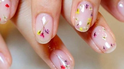 Маникюр 2018: весенний дизайн ногтей с миниатюрными спрессованными цветами (Фото)