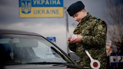 Влада не знає - посилити чи пом'якшити правила виїзду українців за кордон