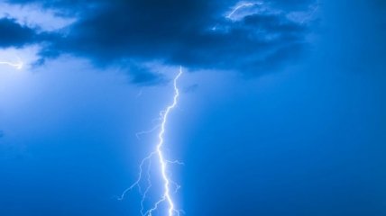 Жуткие последствия циклона: в Ровенской области разряд молнии попал сразу в двух человек