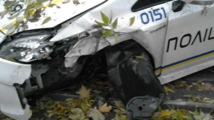 Во Львове машина патрульной полиции врезалась в дерево 