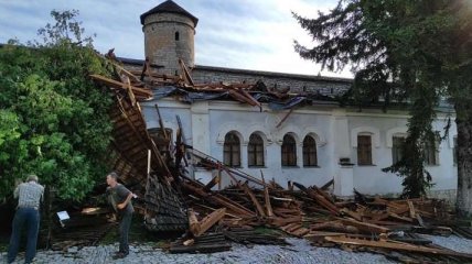Негода в Кам'янець-Подільському - ураган пошкодив стародавню фортецю (фото, відео)