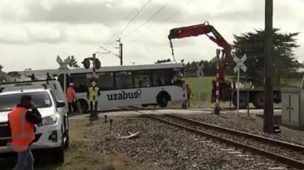 В Новой Зеландии школьный автобус столкнулся с поездом: один человек погиб, десятки раненых