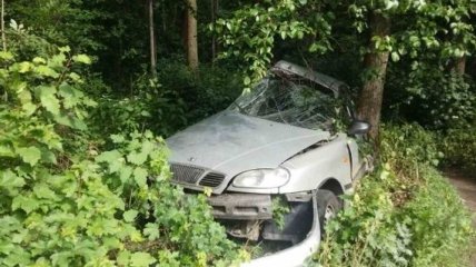 ДТП в Харькове: Lanos выбросило в кювет, а Mercedes "впечатало" в деревья