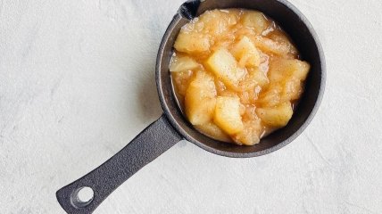 Яблучний соус додасть м’ясу соковитості. Фото: instagram/kate.deliciouss