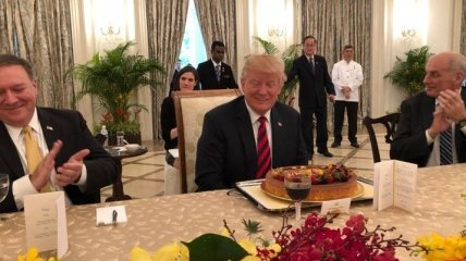 Трампа во время встречи в Сингапуре поздравили с наступающим днем рождения