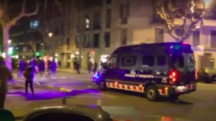 Поджигают полицейские авто: в Барселоне усилились протесты (видео)