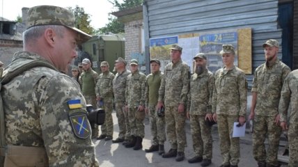 Наев наградил военнослужащих, отразивших атаку на Луганском направлении
