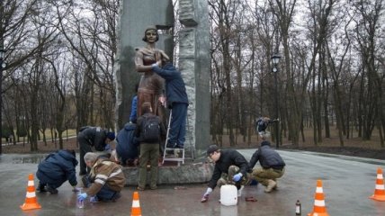 Оскверненный вандалами памятник Елене Телиге очистили от краски