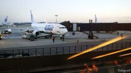В российском аэропорту "Внуково" из самолета выпала стюардесса