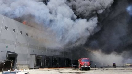 Масштабный пожар под Одессой: горит трёхэтажный склад сети супермаркетов (фото, видео)
