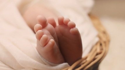 На Николаевщине в коробке возле больницы найден младенец с синяками на теле