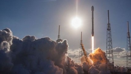 Space X успешно запустила Falcon Heavy со спутником на борту