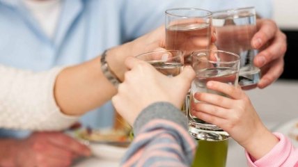 Медики объяснили, почему запивать еду холодными напитками вредно для здоровья