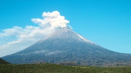 Самый высокий вулкан Евразии выбросил потоки лавы (видео)