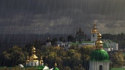 В Киеве резко испортилась погода: отдыхающих снесло ветром с дождем (видео)