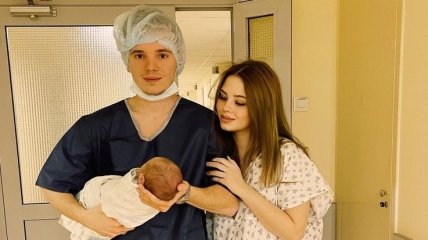 Сын певицы Валерии поделился первыми фото из роддома с новорожденной дочкой