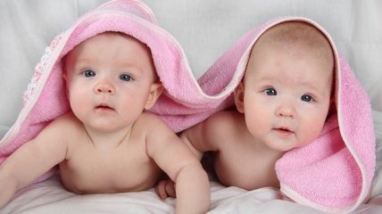ВИДЕОпозитив: малыш впервые в жизни видит близняшек