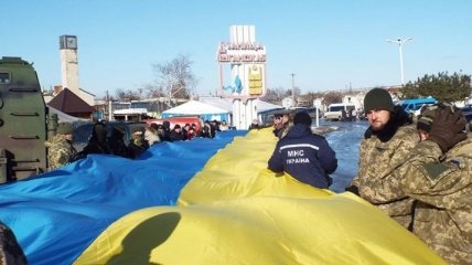 В Станице Луганской развернули 40-метровый флаг вблизи линии разграничения