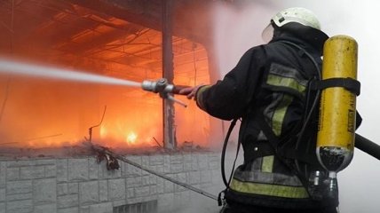 Ночью в Киеве горело общежитие, эвакуировали сотню жильцов