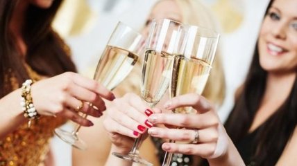 Психологи советуют нервным женщинам пить шампанское