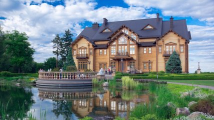 Когда-то в Межигорье жил Янукович, а теперь это туристический объект