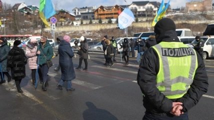 "Нам не на что жить": протестующие перекрыли дорогу на Буковель (фото, видео)