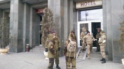 Люди в камуфляже заняли актовый зал отеля на Майдане