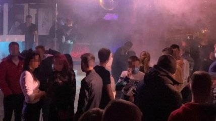 Около сотни посетителей и все без масок: ночной клуб во Львове "забил" на карантин выходного дня (фото)