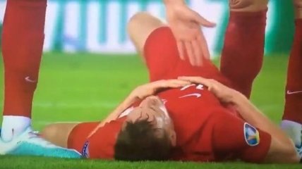 Защитник Динамо получил курьезную травму в матче за сборную (Видео)