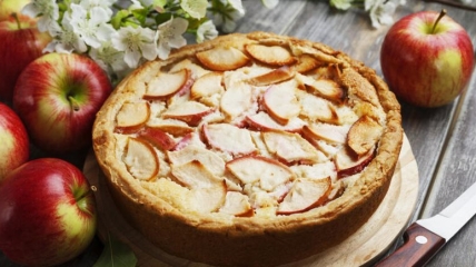 Быстрый пирог с яблоками на сметане