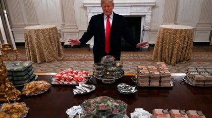 Трамп заказал в Белый дом на банкет 300 бургеров, пиццу и картошку фри (Видео)