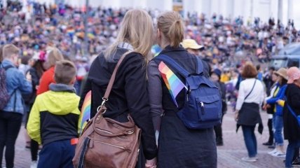 На ЛГБТ-марш в Хельсинки вышло около 100 тысяч человек