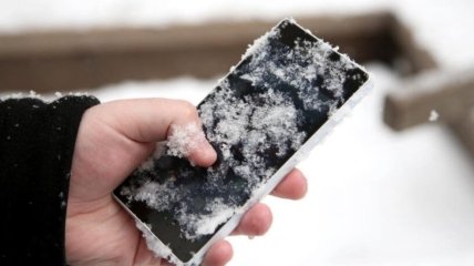 Как спасти телефон от снега