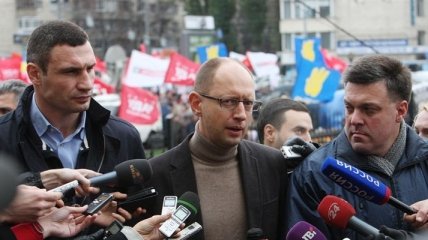 Кличко, Яценюк и Тягнибок прибыли на митинг, но еще не выступали
