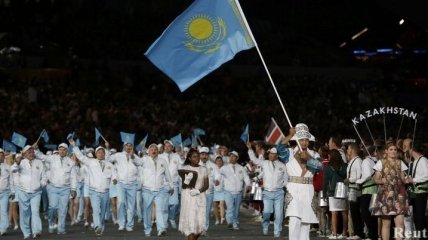 В Лондоне подняли флаг Казахстана с дыркой вместо солнца