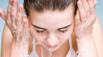 Почему умывать лицо горячей водой вредно