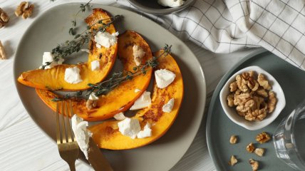 Тыква запеченная с камамбером и медом