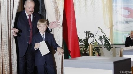 Лукашенко приехал на избирательный участок с младшим сыном