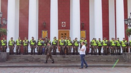 В Одессе здание мэрии оцепили силовики
