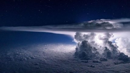 Под крылом самолета: тучи, бури, грозы на ошеломляющих снимках пилота (Фото)