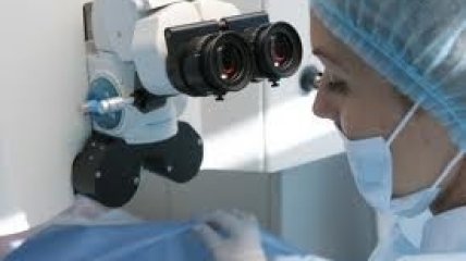 Доктора помогли ребенку появиться из баночки с анализами