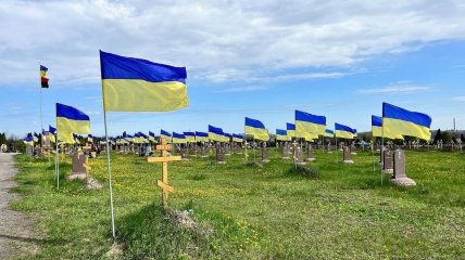 Могилы защитников Украины на кладбище в Днепре