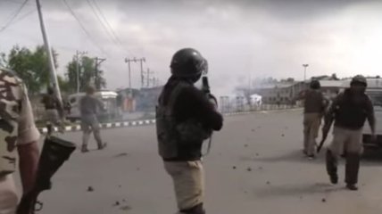 В ходе противостояния демонстрантов и сил безопасности в Кашмире погиб человек