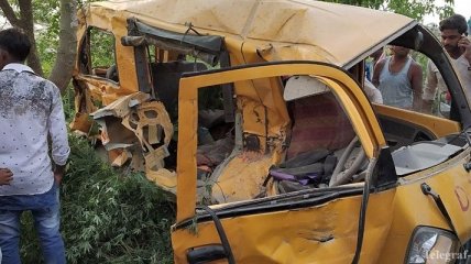 В Индии школьный автобус столкнулся с поездом, есть погибшие дети