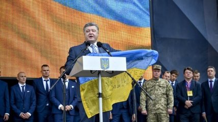 Порошенко подарил сборной Украины флаг на удачу