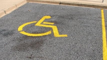 Президент повысил штрафы за парковку на местах для инвалидов